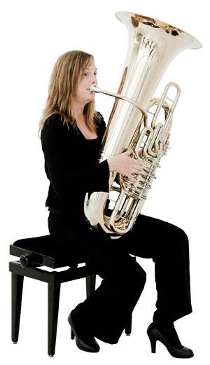 Her kan du se Pernilla spille på sin tuba